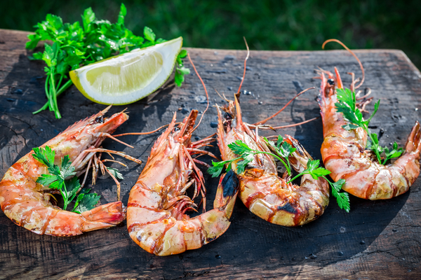 Как приготовить креветки в духовке