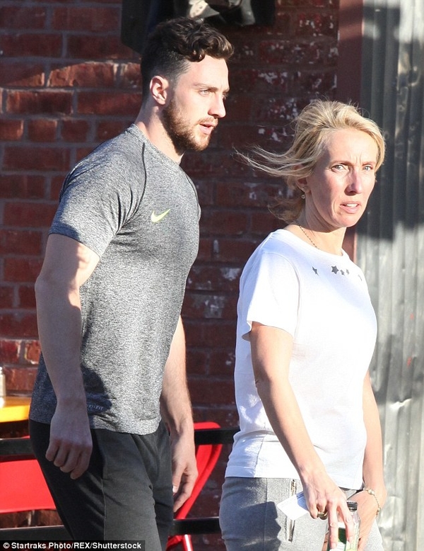 Режиссер 50 оттенков серого посетила спортзал со своим молодым мужем