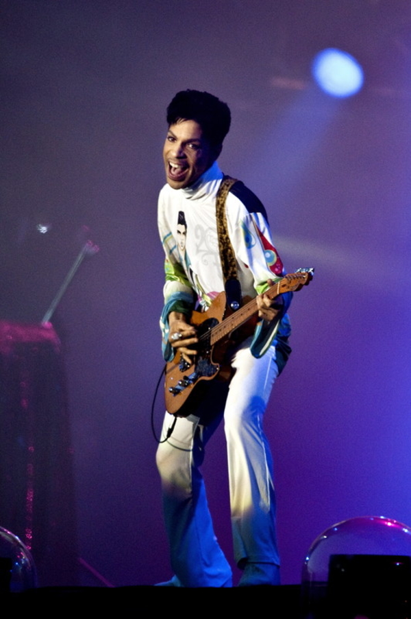 Умер певец Принс: по всему миру здания подсвечивают пурпурным цветом в память об артисте