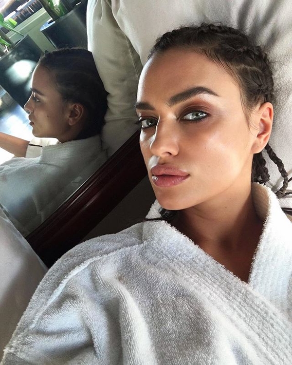 Ирина Шейк опубликовала архивное фото с сестрой