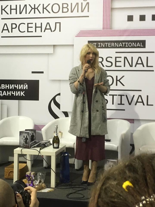 Травести-диву Монро облили кефиром на презентации ее книги