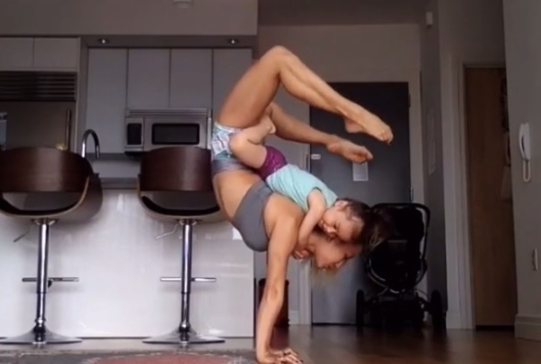 Гимнастка покорила Сеть впечатляющими видео тренировок с ребенком