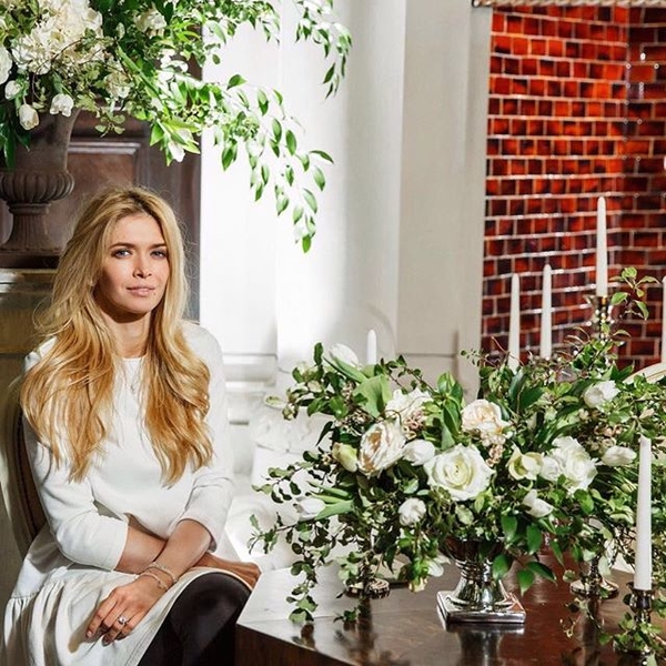 В новом клипе Вера Брежнева удивила откровенным декольте и стройными ножками