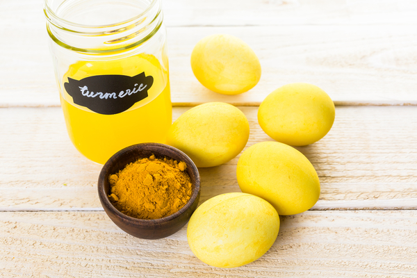 Как красить яйца куркумой