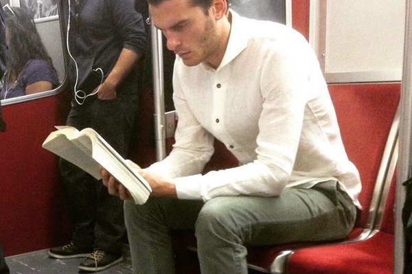 instagram.com/hotdudesreading