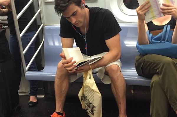 instagram.com/hotdudesreading