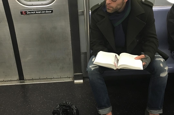 instagram.com/hotdudesreading
