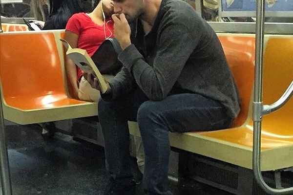 instagram.com/hotdudesreading