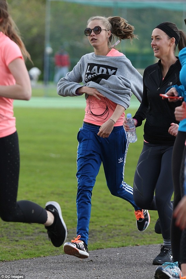 Кара Делевинь пробежала благотворительный марафон