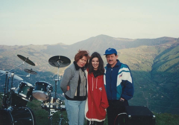 Руслана показала архивные семейные фотографии