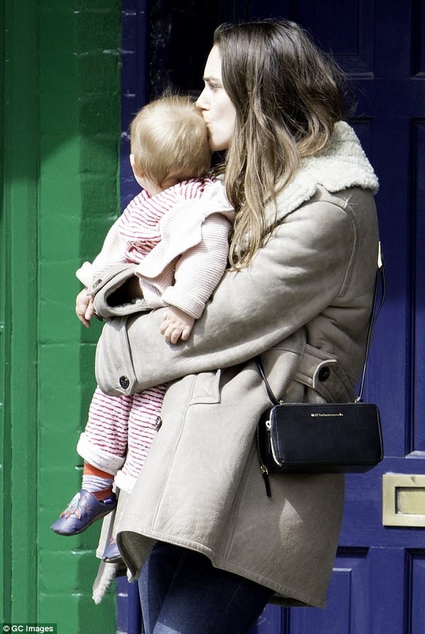 Киру Найтли папарацци сфотографировали с мужем и дочерью