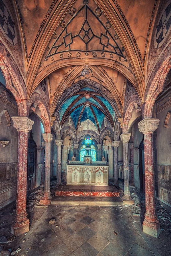 Фотограф показал пугающее величие заброшенных зданий