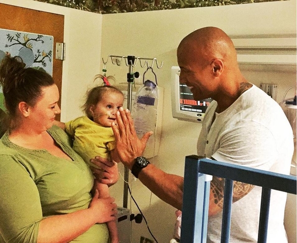 Дуэйн Джонсон посетил детскую больницу