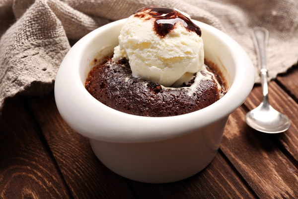 Шоколадный кекс в кружке: три вкусные идеи