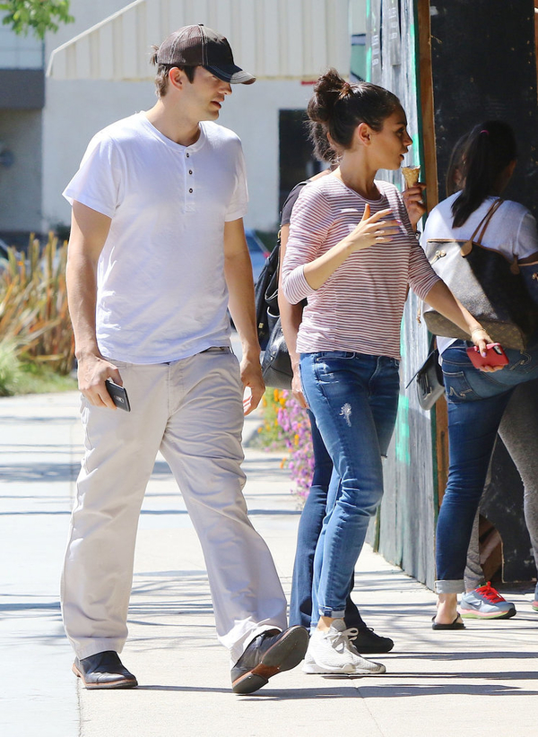 Милу Кунис заметили на свидании с мужем Эштоном Катчером