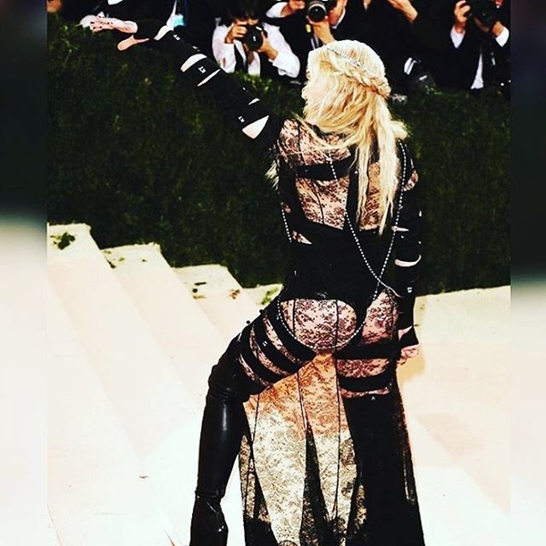 MET Gala 2016: Мадонна продемонстрировала ягодицы в откровенном платье