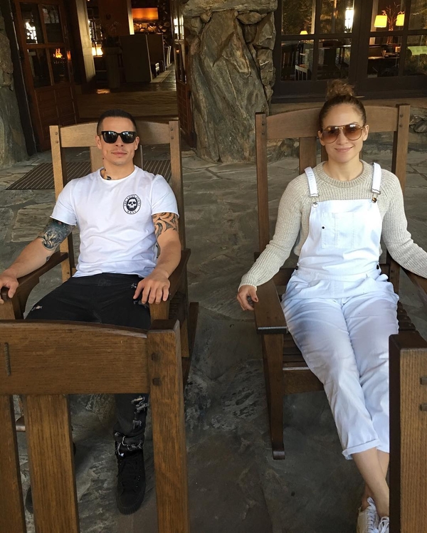 Возлюбленный Лопес опубликовал видео, где она танцует в костюме медведя