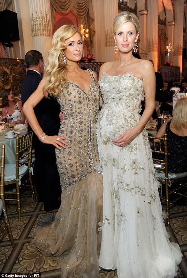 Беременная Ники Хилтон вышла в свет вместе с мужем и сестрой