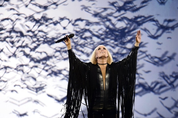 Евровидение 2016: певица из Исландии удивила кожаным костюмом и 3D-шоу