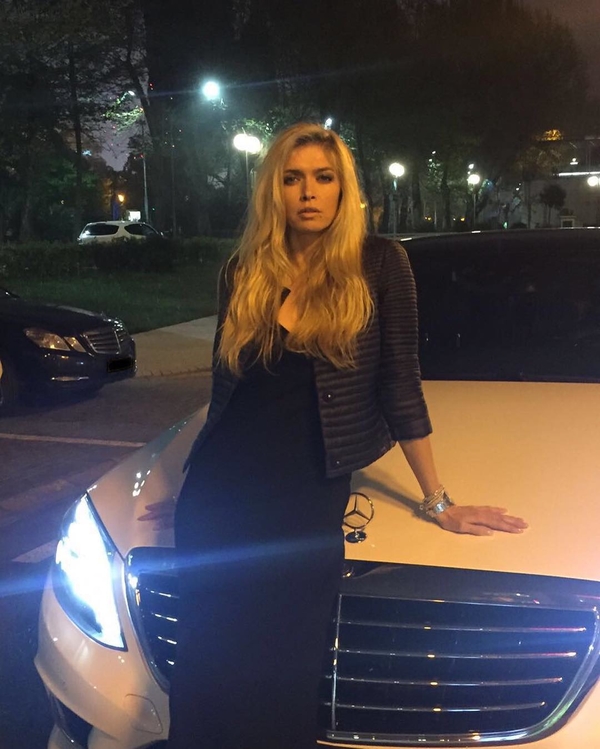 Вера Брежнева опубликовала новое фото с сестрами