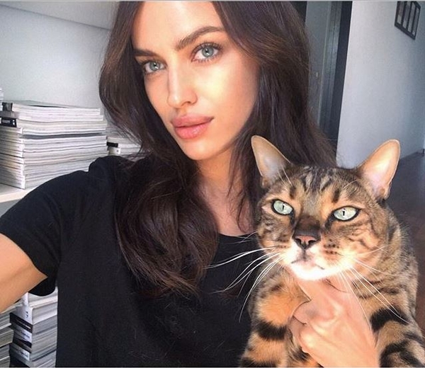 Ирина Шейк блеснула пышной грудью в откровенном платье