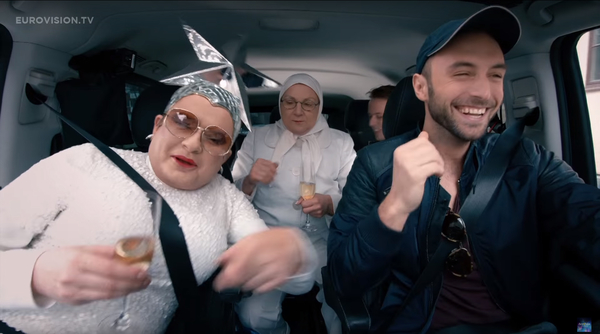 Верка Сердючка с мамой и Монсом Зелмерлевым прокатились в Евротакси