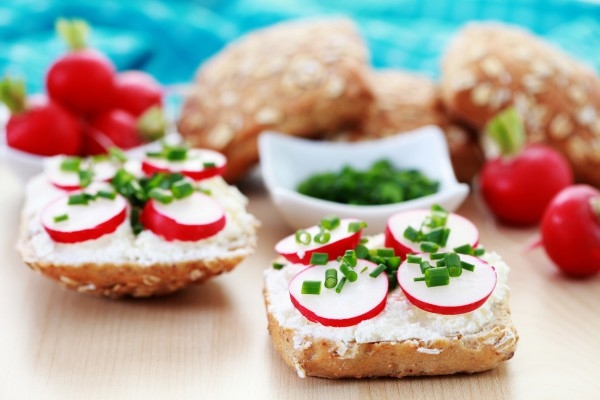 Бутерброды с редисом: три идеи для завтрака