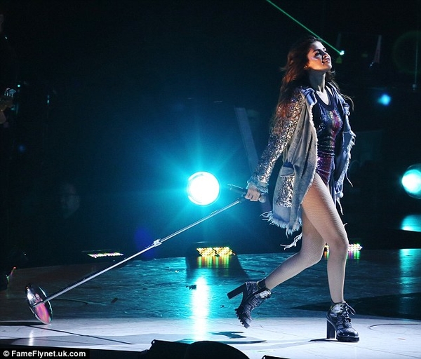 Соблазнительная Селена Гомес похвасталась стройными ножками