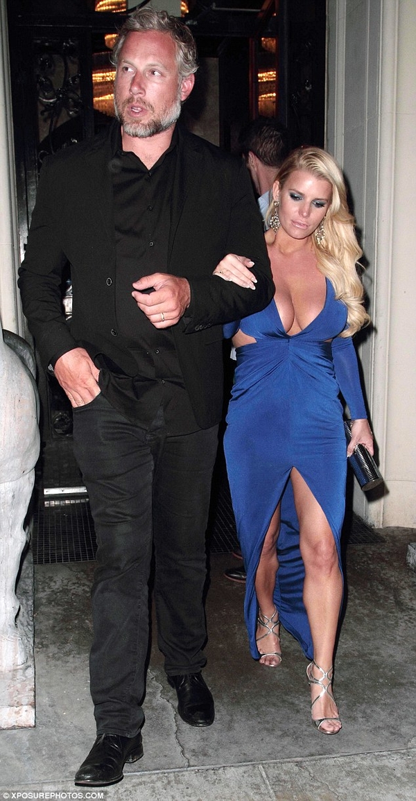 Джессика Симпсон поразила пошлым декольте