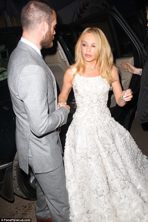 47-летняя Кайли Миноуг вышла в свет со своим молодым женихом