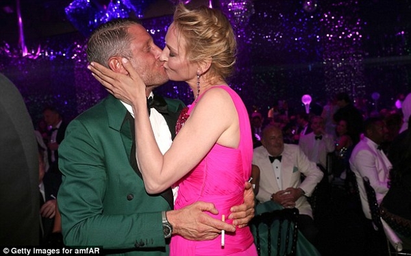 Ума Турман страстно поцеловалась с итальянским бизнесменом на amfAR Gala