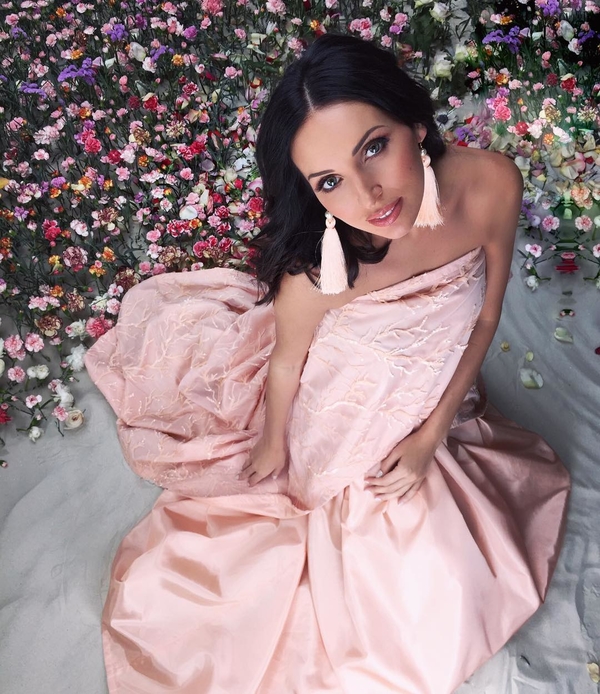 Беременная Алсу снялась в новом клипе