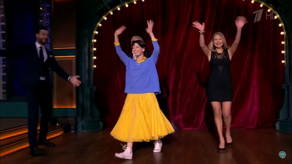 Чулпан Хаматова пришла на российское шоу в сине-желтом наряде