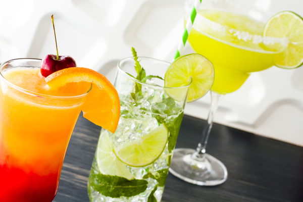 Летние коктейли: три идеи для вечеринки