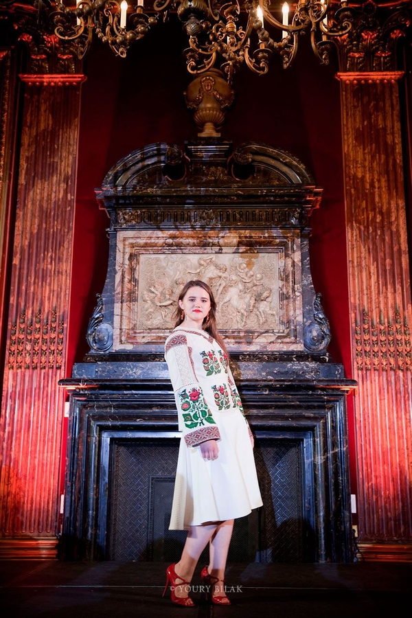 Оксана Караванская представила коллекцию вышиванок в Париже