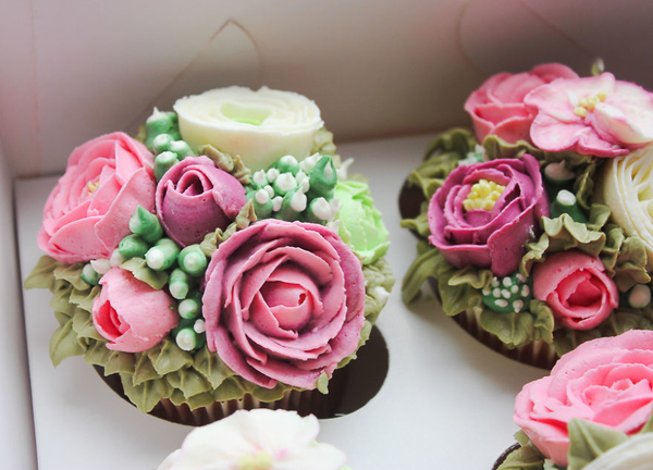 Фуд-арт: кондитер создает цветочные капкейки