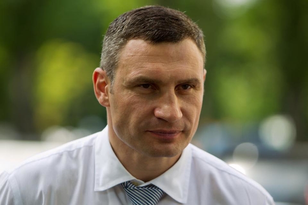 Еще один поющий мэр: Кличко спел на последнем звонке в школе