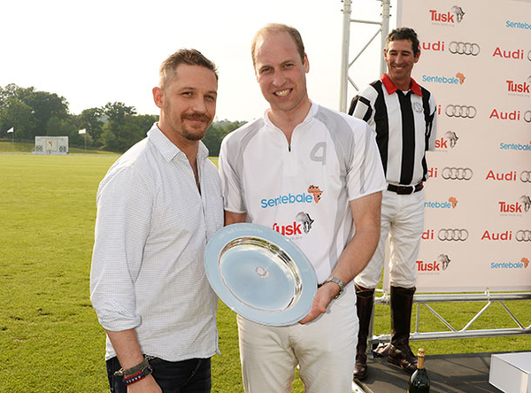 Том Харди вручил награду команде принцев Уильяма и Гарри за победу в матче по поло