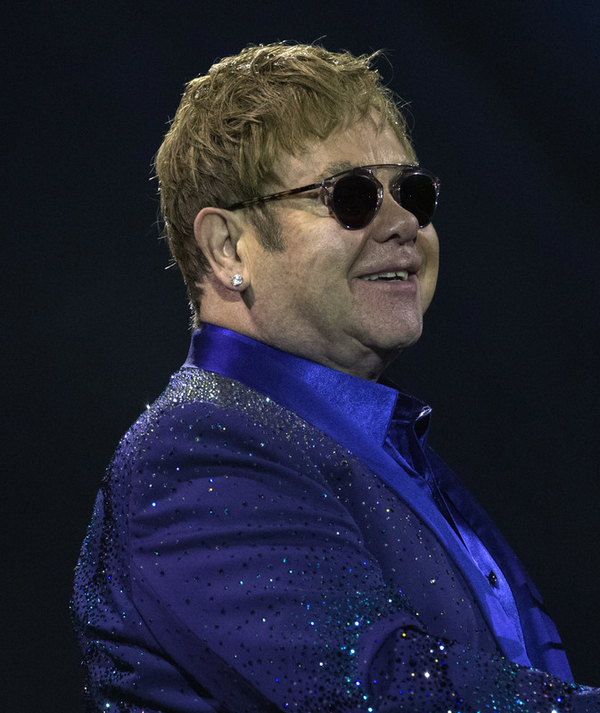 Элтон Джон начал концерт в Cанкт-Петербурге вопреки сообщению о бомбе
