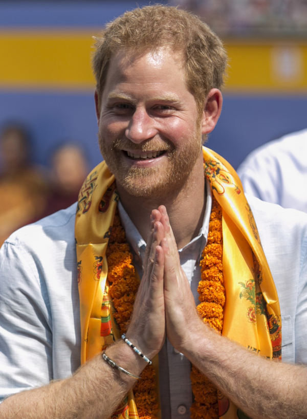 Принц Гарри забавно испортил фото известной модели