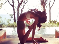 Минутка йоги: упражнения, которые помогут избавиться от живота