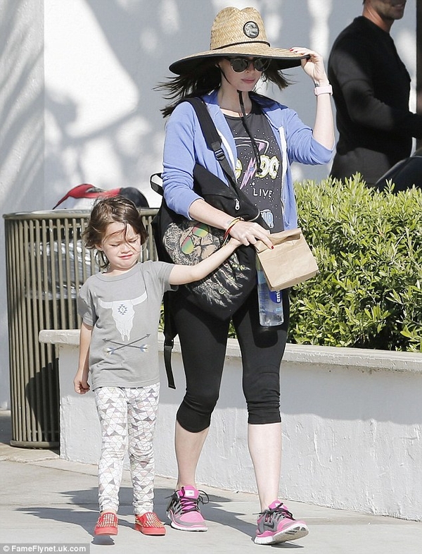 Беременная Меган Фокс с мужем и детьми отдыхает в Малибу