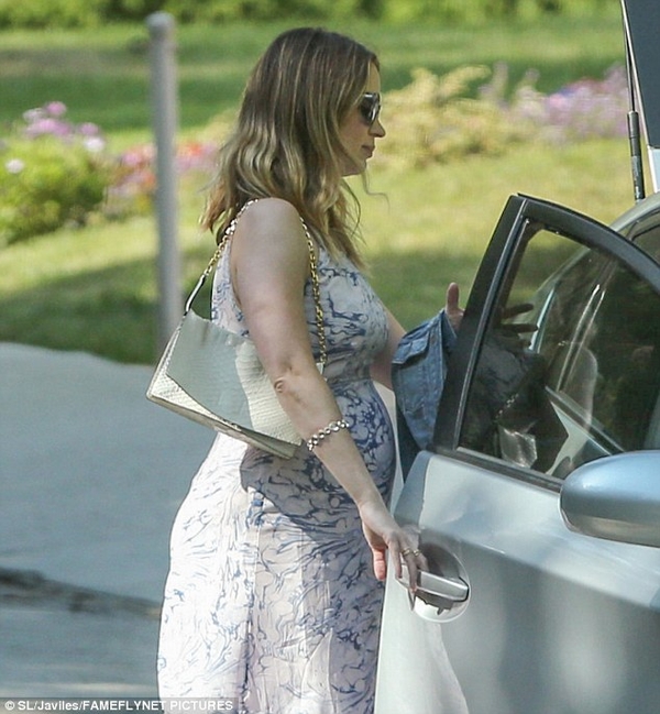 Шарлиз Терон устроила вечеринку в честь будущего ребенка Эмили Блант