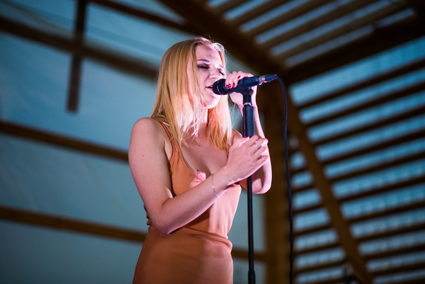 Alloise выступила на киевской площадке ROOF