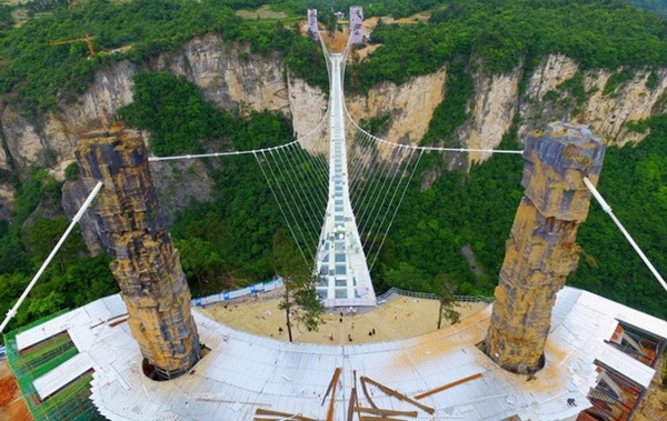 Не для слабонервных: в Китае построили стеклянный мост-рекордсмен