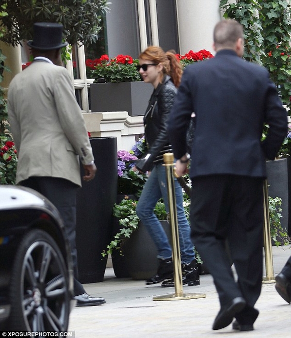 Эмму Робертс застали в объятиях неизвестного мужчины