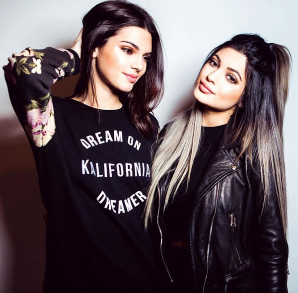 Кендалл и Кайли Дженнер разработали линейку купальников для Topshop