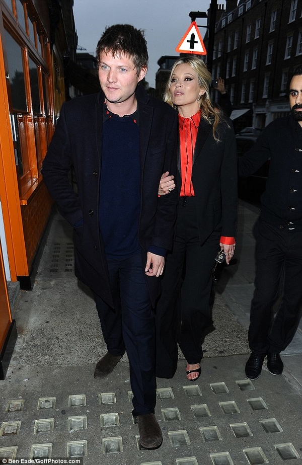 Кейт Мосс вышла в свет со своим 29-летним парнем