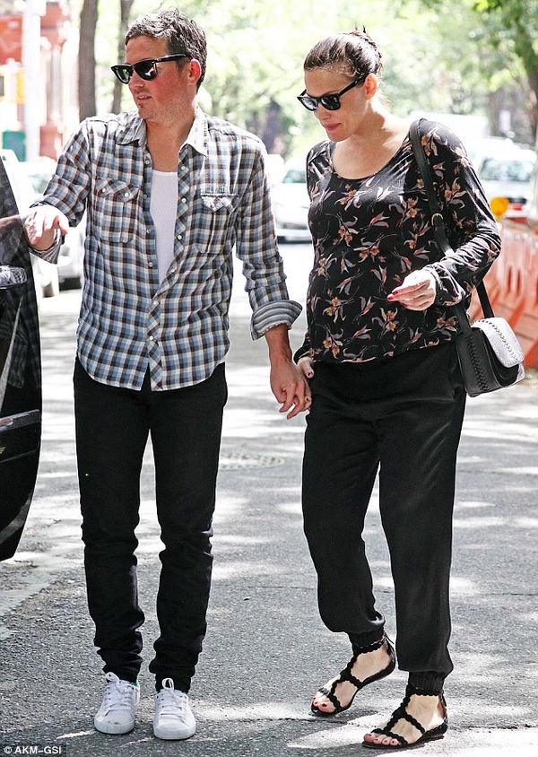 Беременную Лив Тайлер заметили на прогулке с женихом