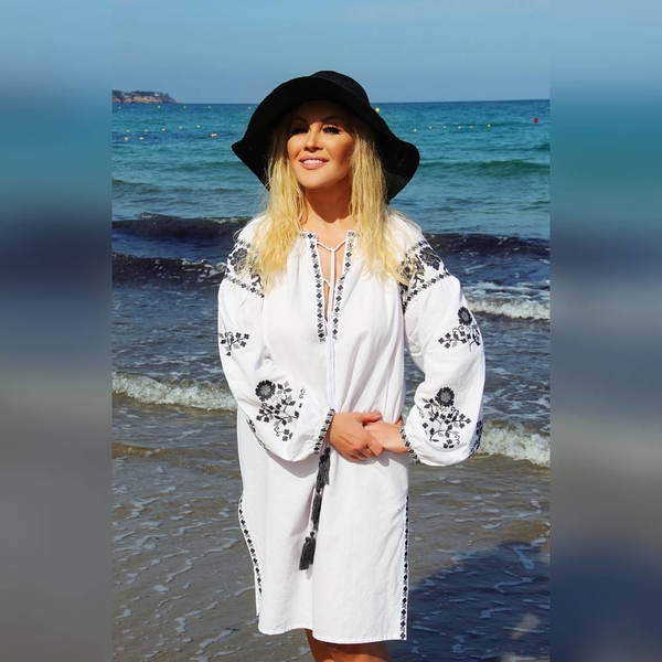 Таисия Повалий в вышиванке отдыхает в Испании